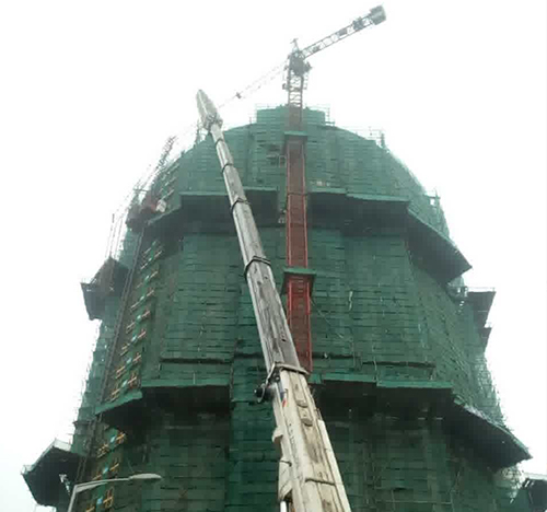 宁乡吊车在工地上作业